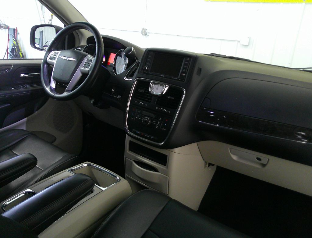 2014 Chrysler Town & Country - $9,995