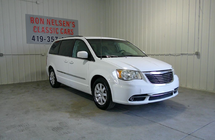 2014 Chrysler Town & Country - $9,995