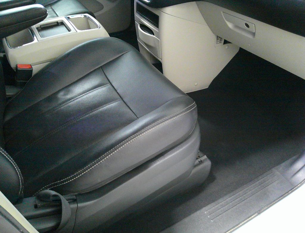 2014 Chrysler Town & Country - $9,995