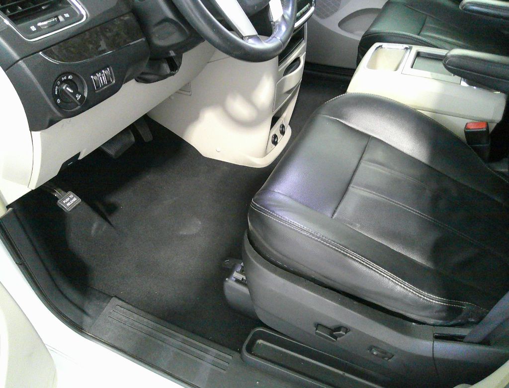 2014 Chrysler Town & Country - $9,995