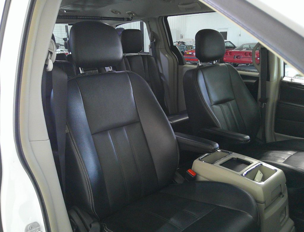 2014 Chrysler Town & Country - $9,995