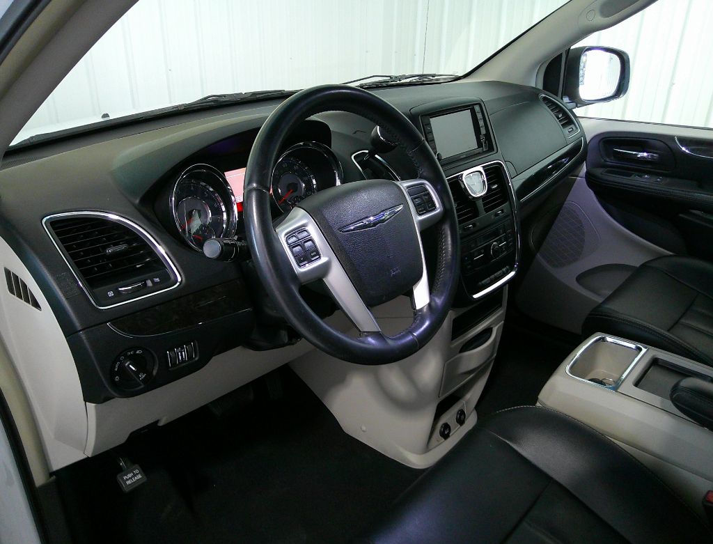 2014 Chrysler Town & Country - $9,995