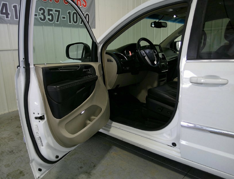 2014 Chrysler Town & Country - $9,995