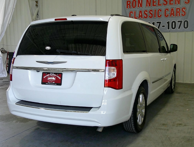 2014 Chrysler Town & Country - $9,995