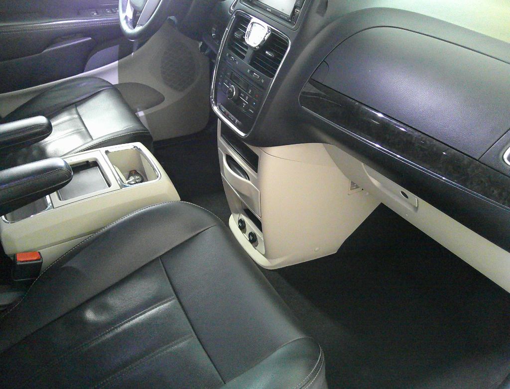 2014 Chrysler Town & Country - $9,995
