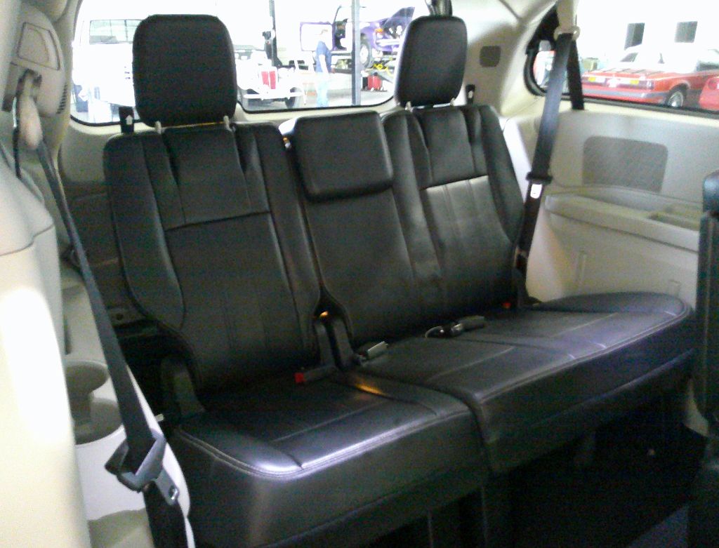 2014 Chrysler Town & Country - $9,995