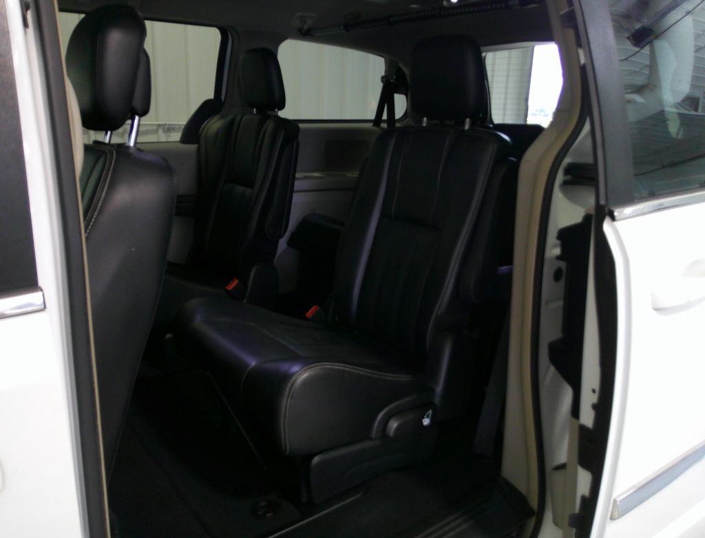 2014 Chrysler Town & Country - $9,995