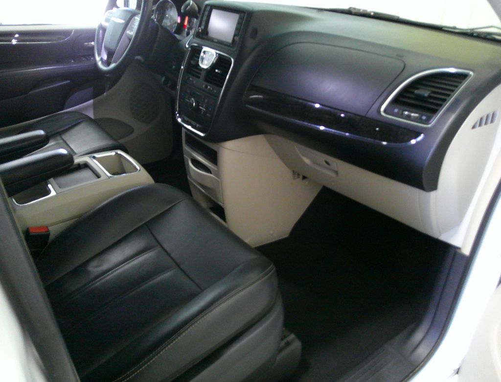 2014 Chrysler Town & Country - $9,995