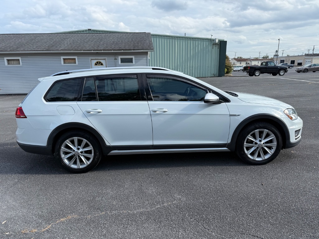 2017 Volkswagen Golf - $9,500