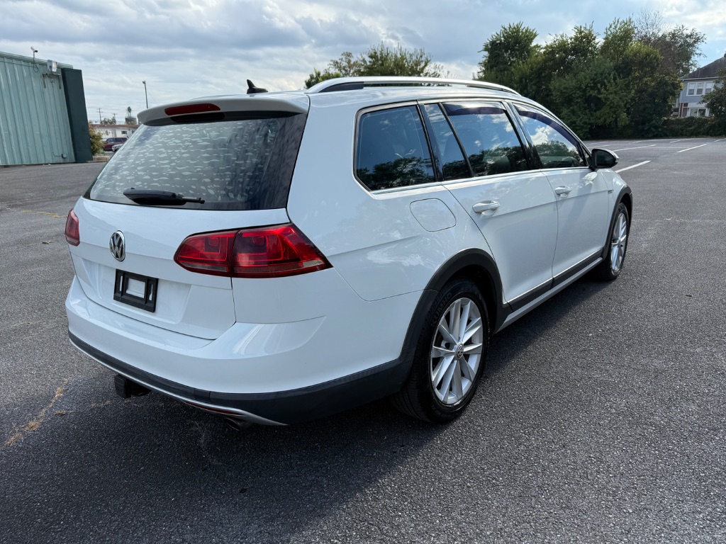 2017 Volkswagen Golf - $9,500
