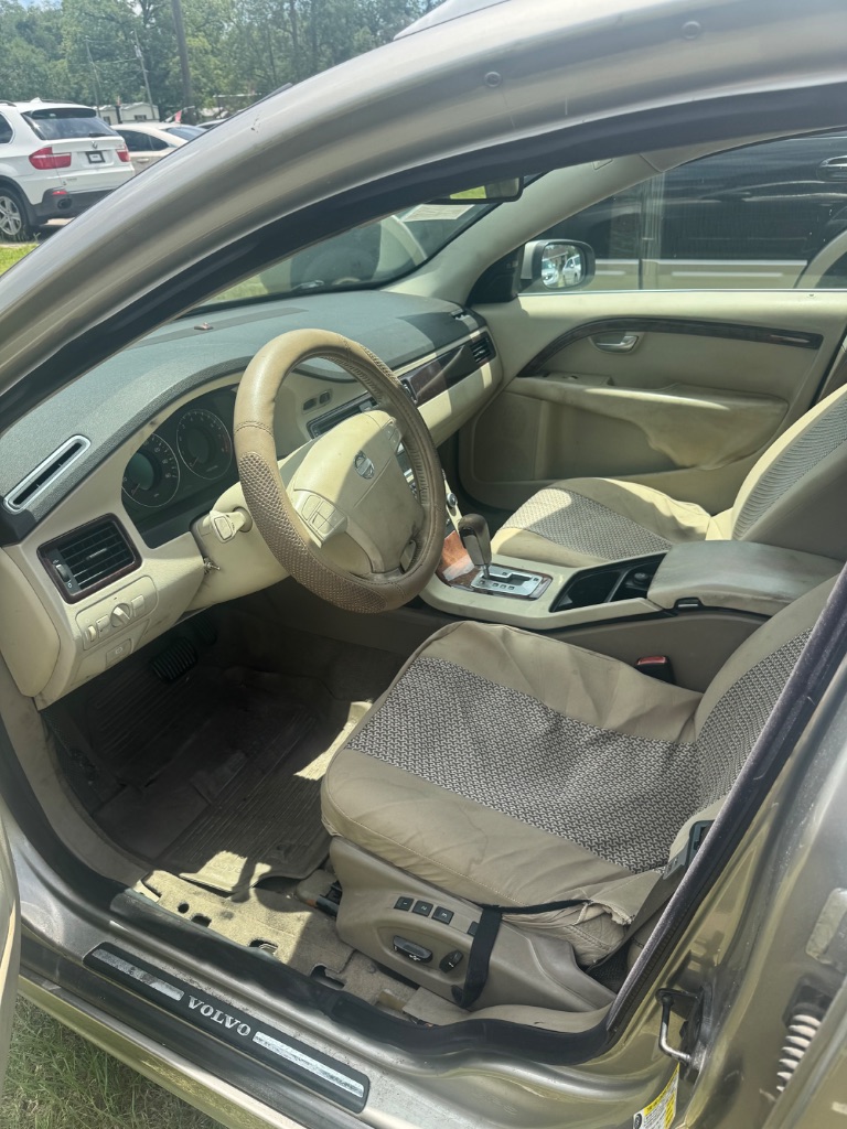 2008 Volvo V70 - $3,800