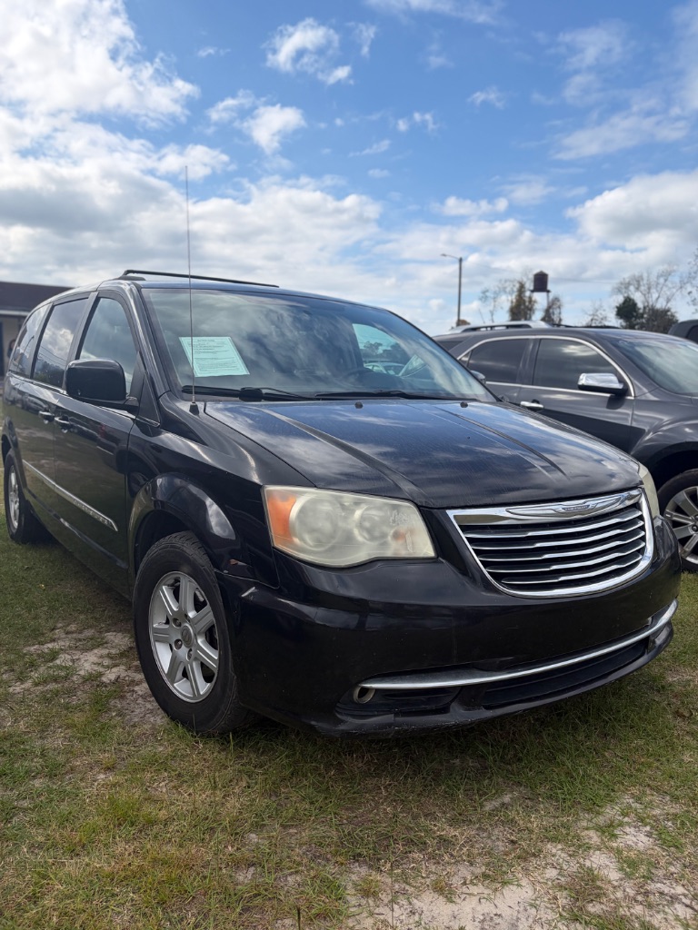2012 Chrysler Town And Country - $3,500