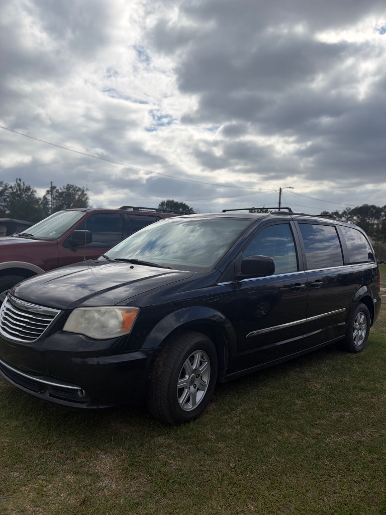 2012 Chrysler Town And Country - $3,500