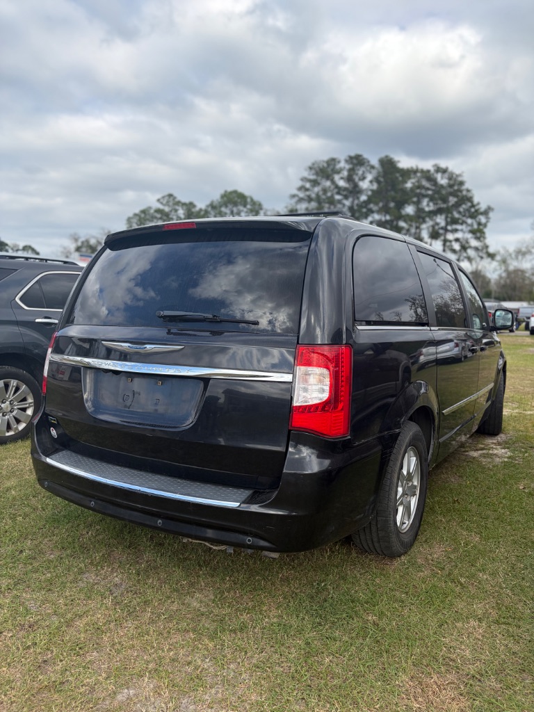 2012 Chrysler Town And Country - $3,500