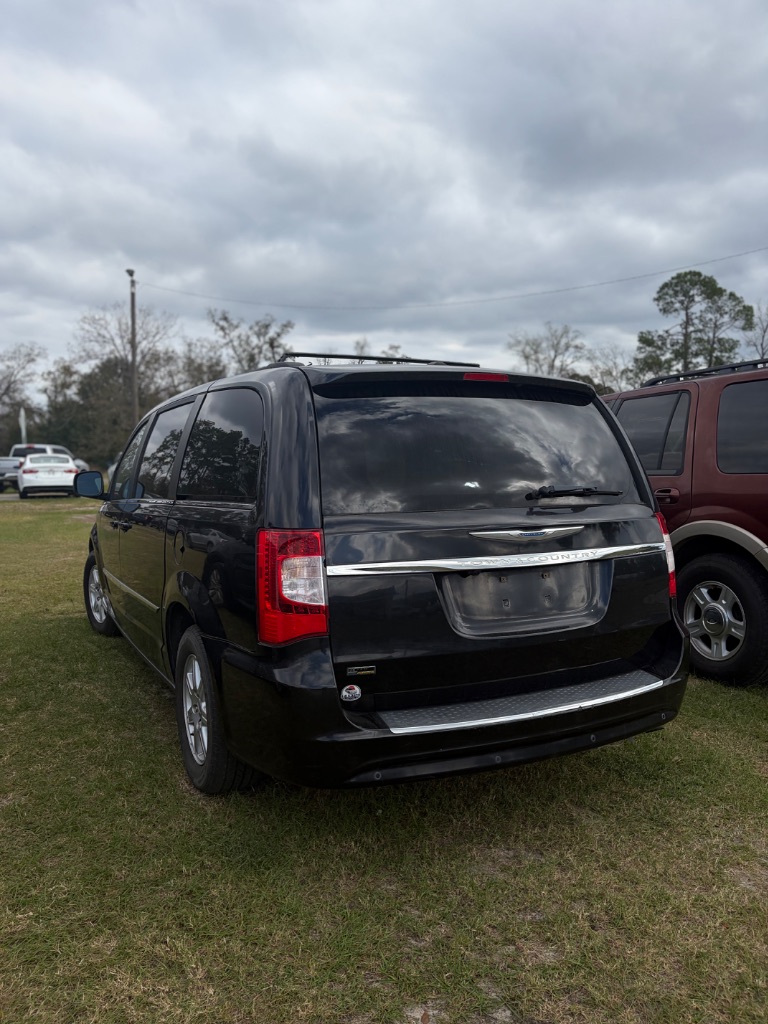 2012 Chrysler Town And Country - $3,500