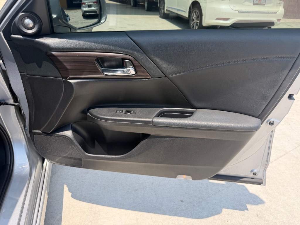 2016 Honda Accord - $15,990