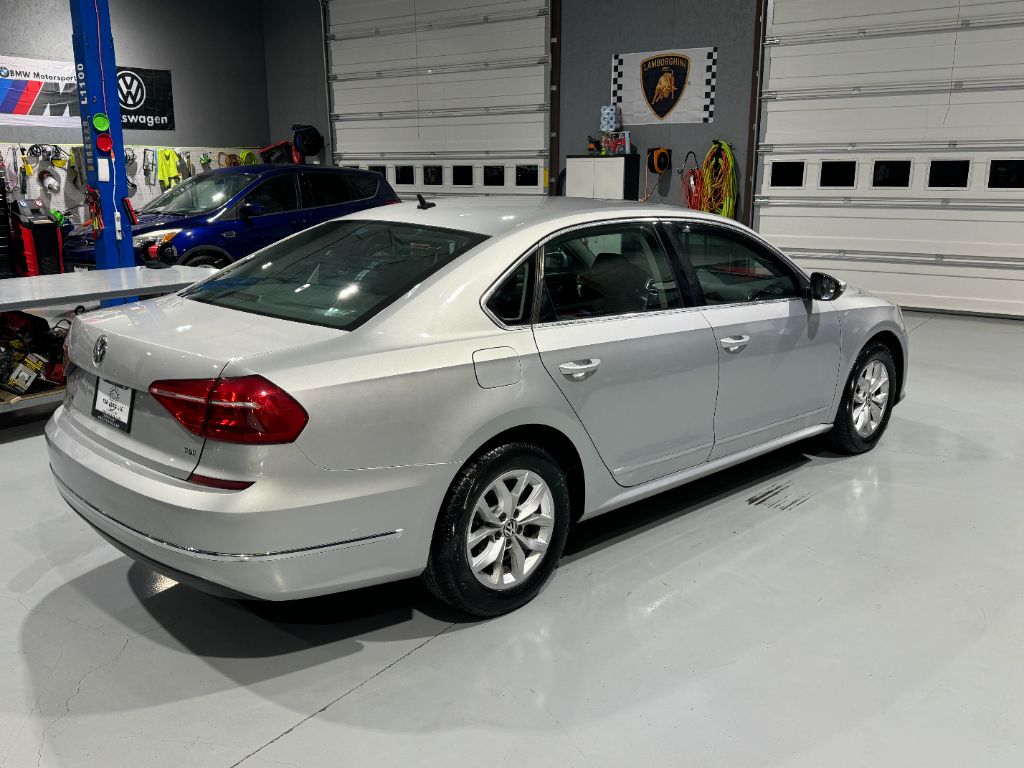 2016 Volkswagen Passat S photo