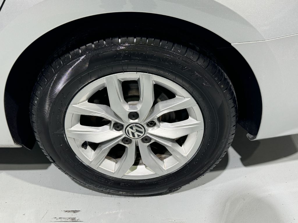 2016 Volkswagen Passat S photo