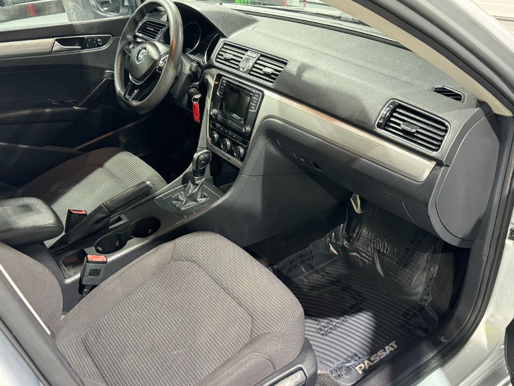 2016 Volkswagen Passat S photo