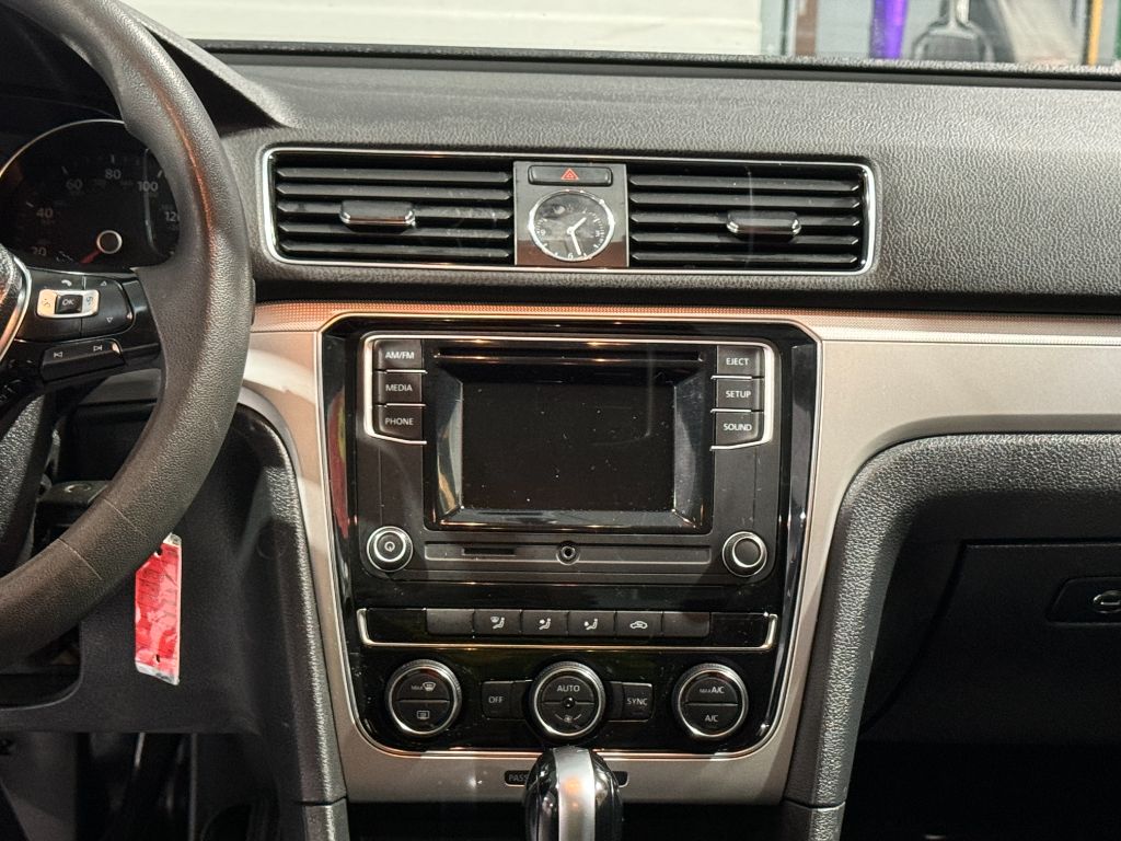 2016 Volkswagen Passat S photo