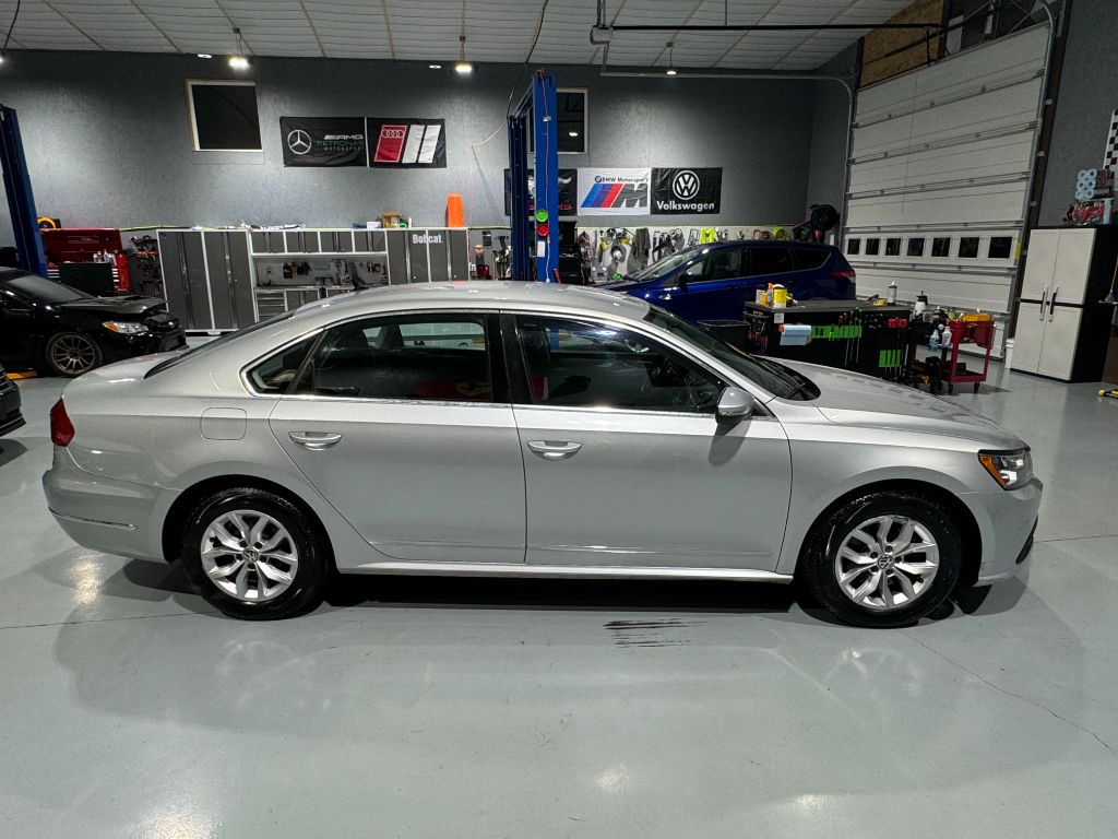 2016 Volkswagen Passat S photo