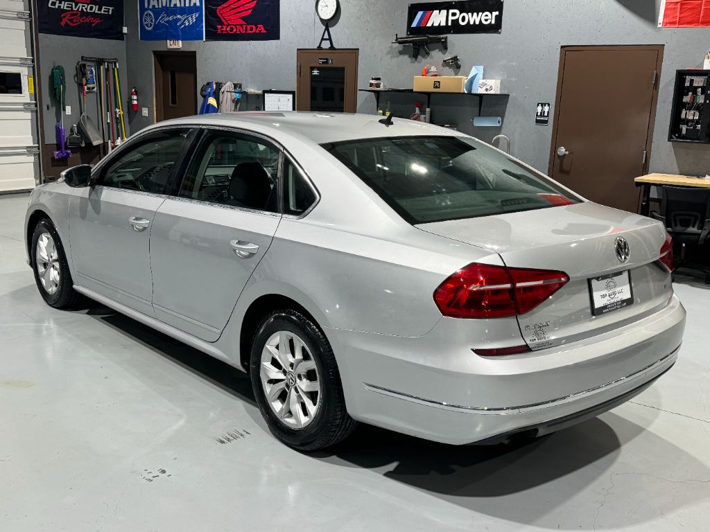 2016 Volkswagen Passat S photo
