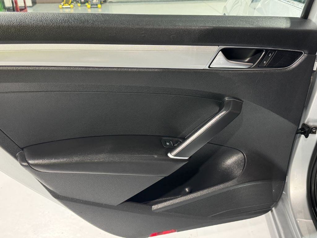 2016 Volkswagen Passat S photo