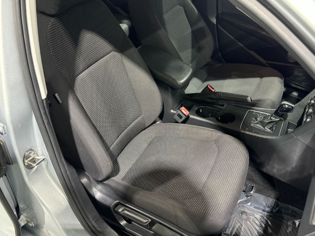 2016 Volkswagen Passat S photo
