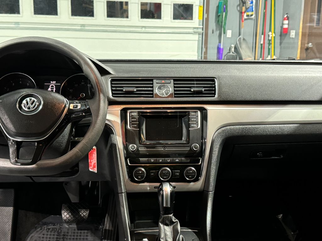 2016 Volkswagen Passat S photo