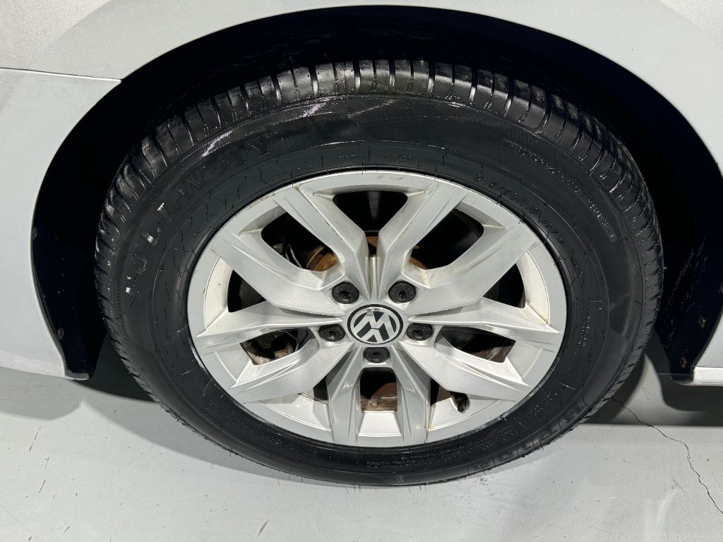 2016 Volkswagen Passat S photo
