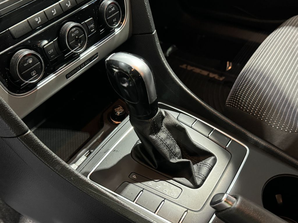 2016 Volkswagen Passat S photo