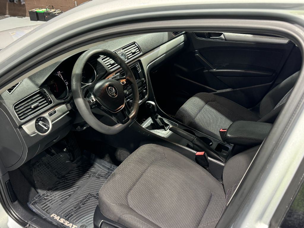 2016 Volkswagen Passat S photo