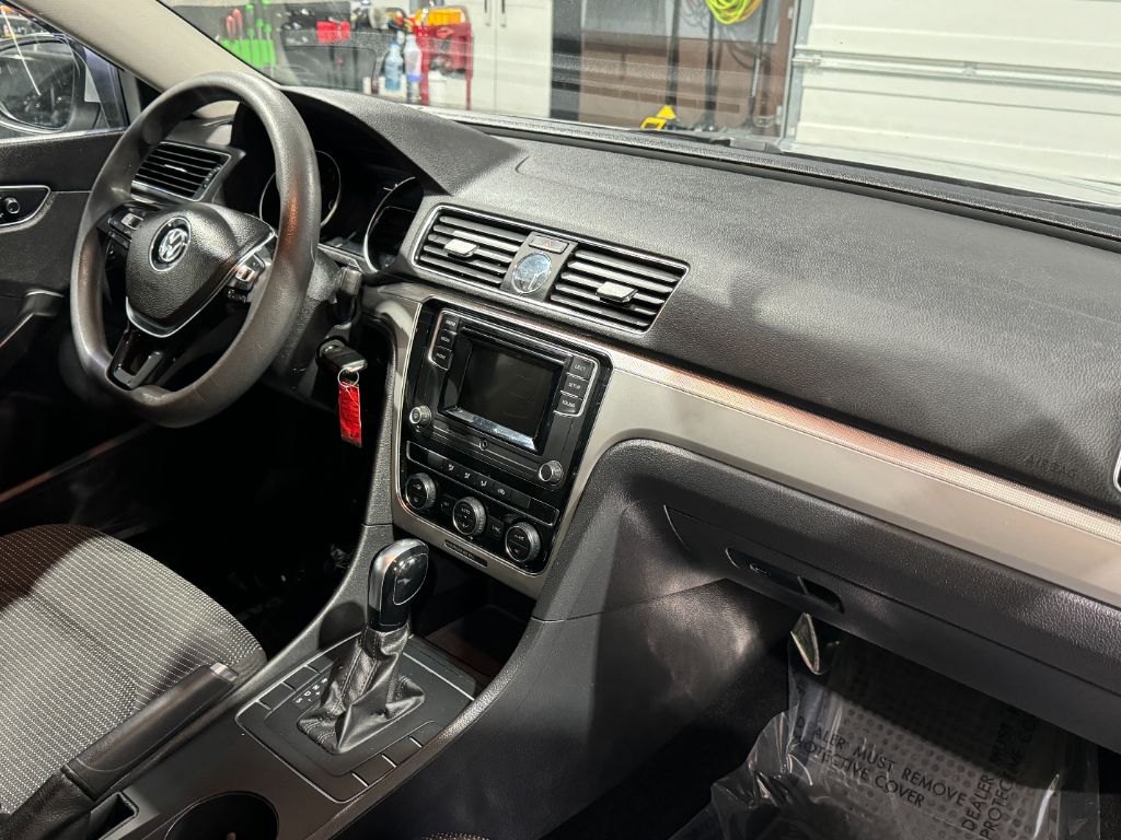 2016 Volkswagen Passat S photo