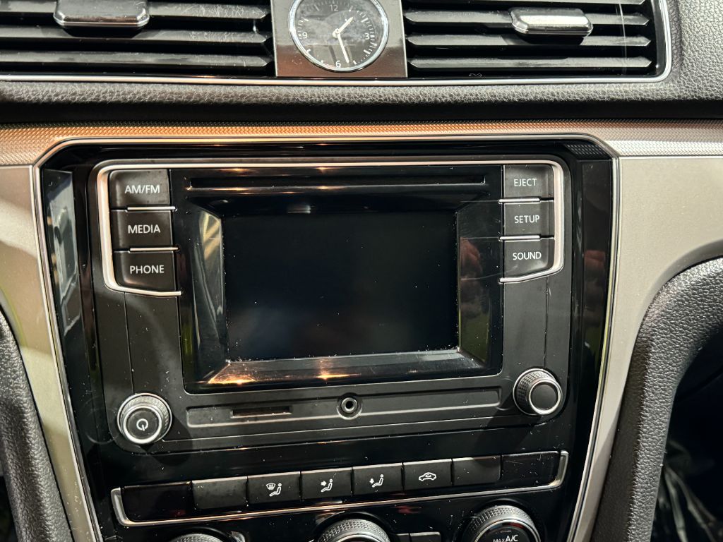 2016 Volkswagen Passat S photo