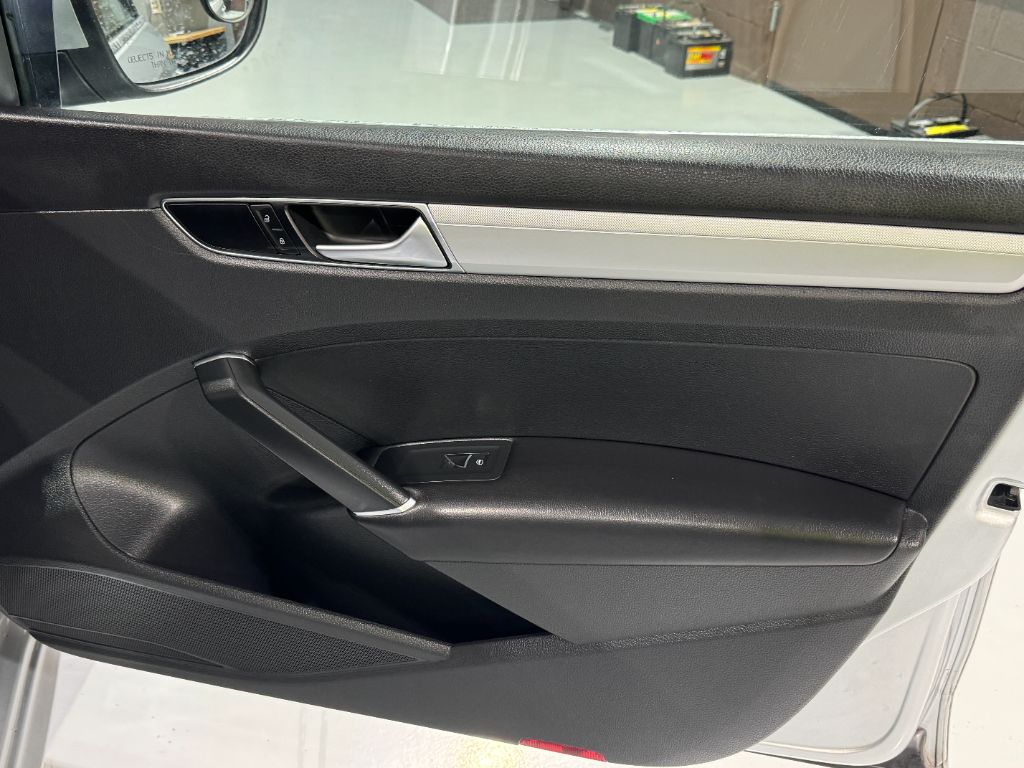 2016 Volkswagen Passat S photo