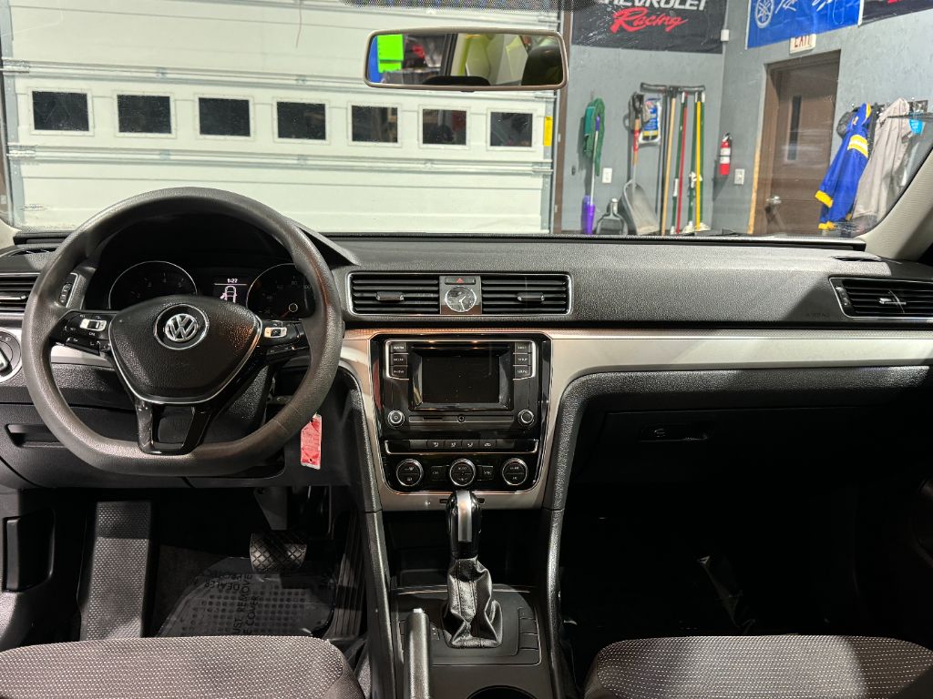 2016 Volkswagen Passat S photo