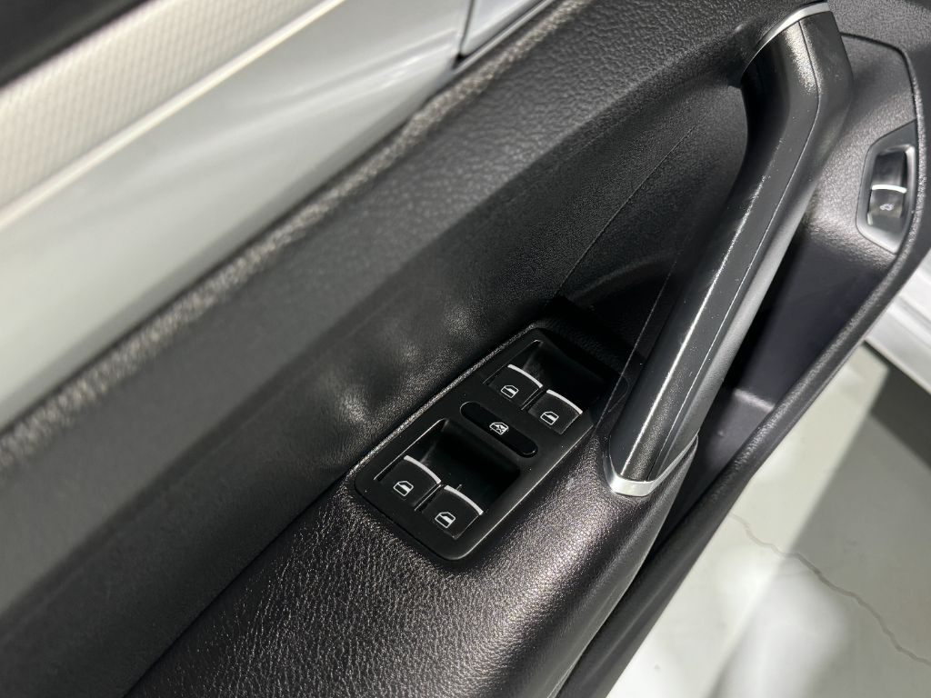 2016 Volkswagen Passat S photo