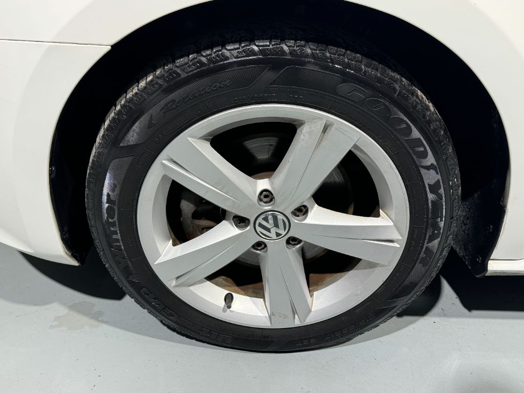 2013 Volkswagen Passat SE PZEV photo