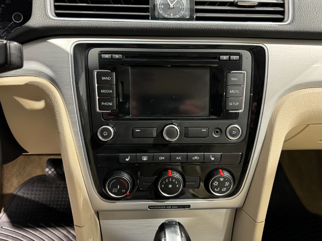 2013 Volkswagen Passat SE PZEV photo