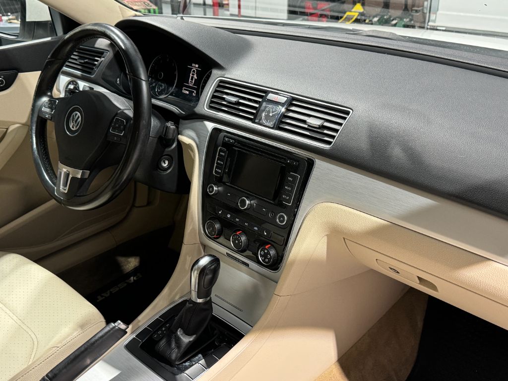 2013 Volkswagen Passat SE PZEV photo