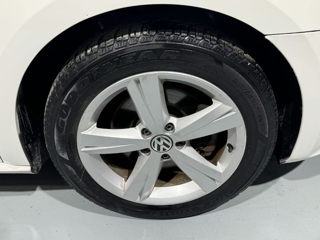 2013 Volkswagen Passat SE PZEV photo