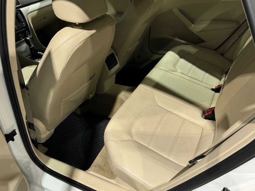 2013 Volkswagen Passat SE PZEV photo