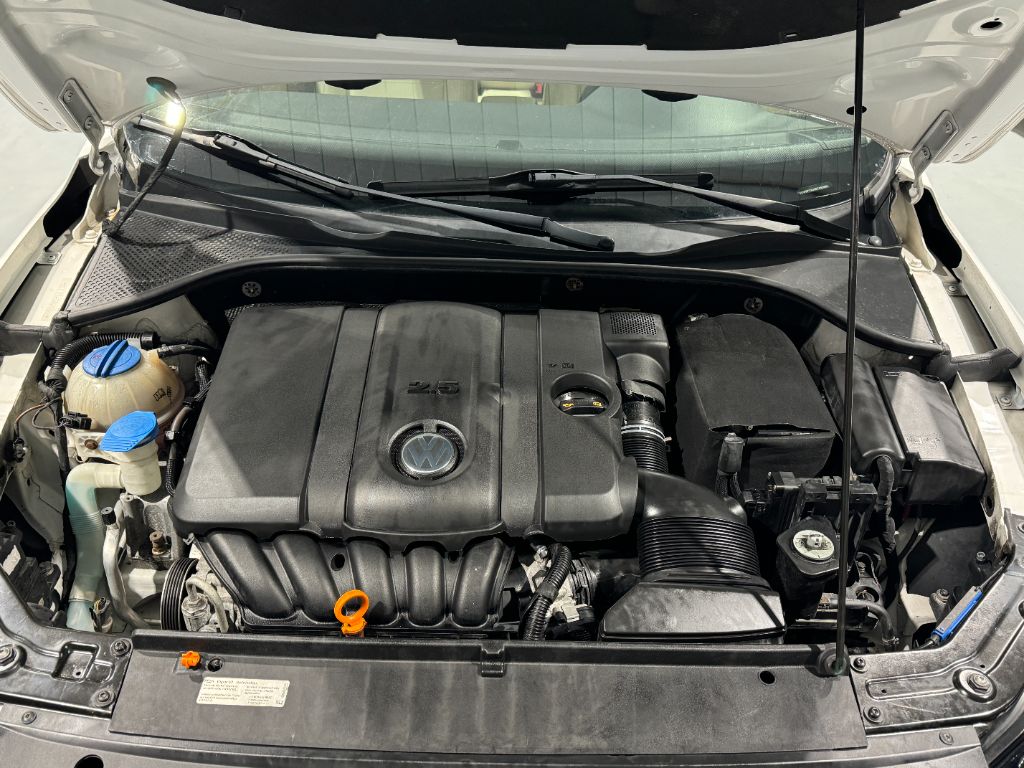 2013 Volkswagen Passat SE PZEV photo