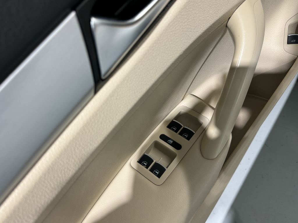 2013 Volkswagen Passat SE PZEV photo