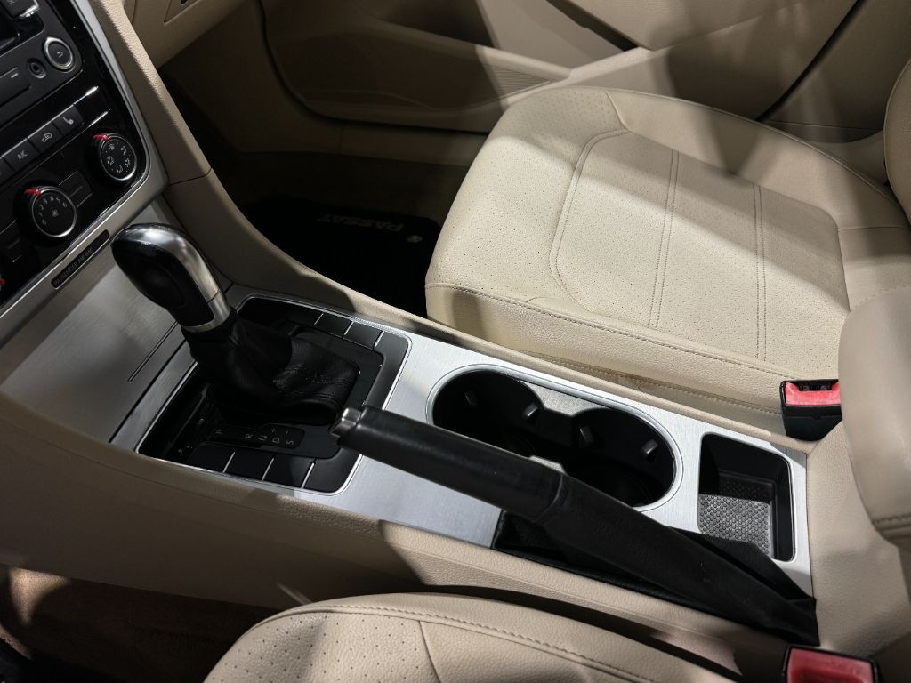 2013 Volkswagen Passat SE PZEV photo