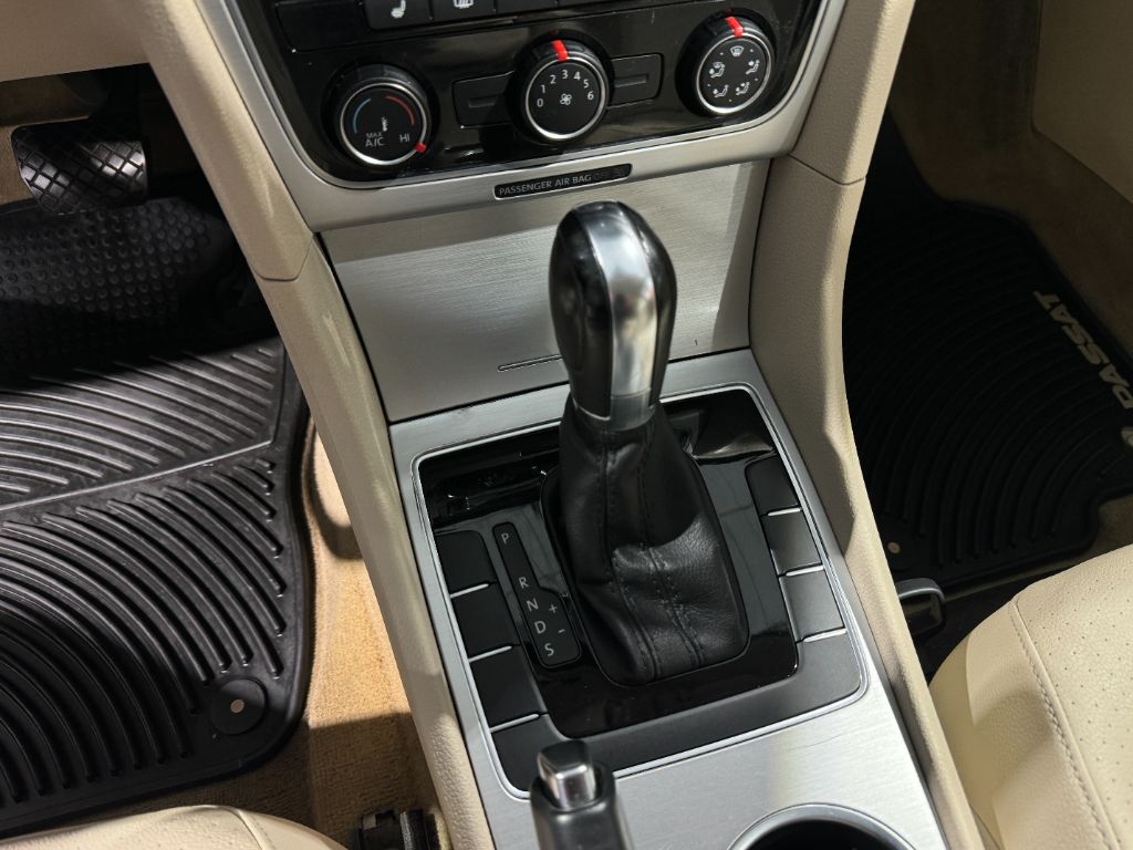 2013 Volkswagen Passat SE PZEV photo