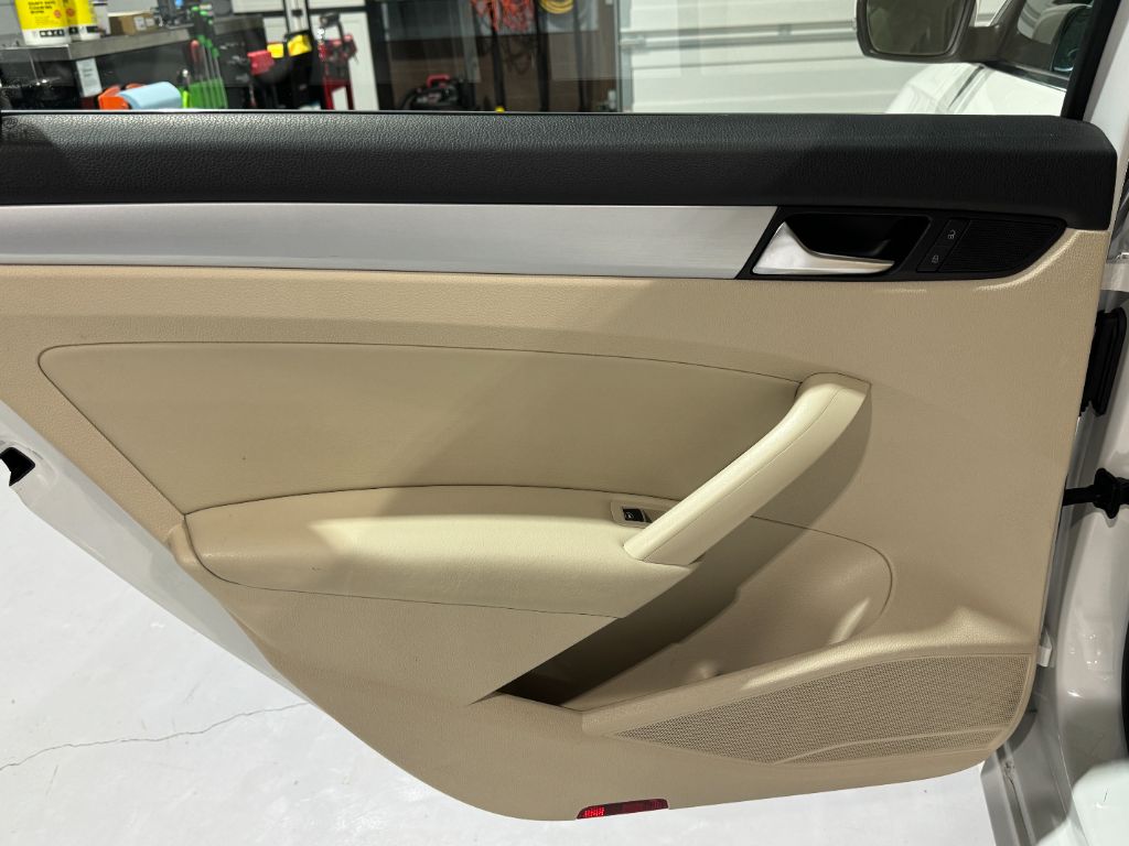 2013 Volkswagen Passat SE PZEV photo
