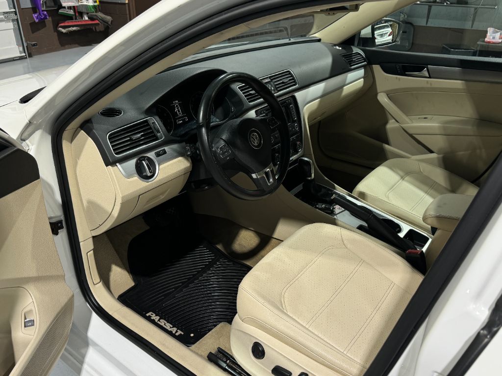 2013 Volkswagen Passat SE PZEV photo
