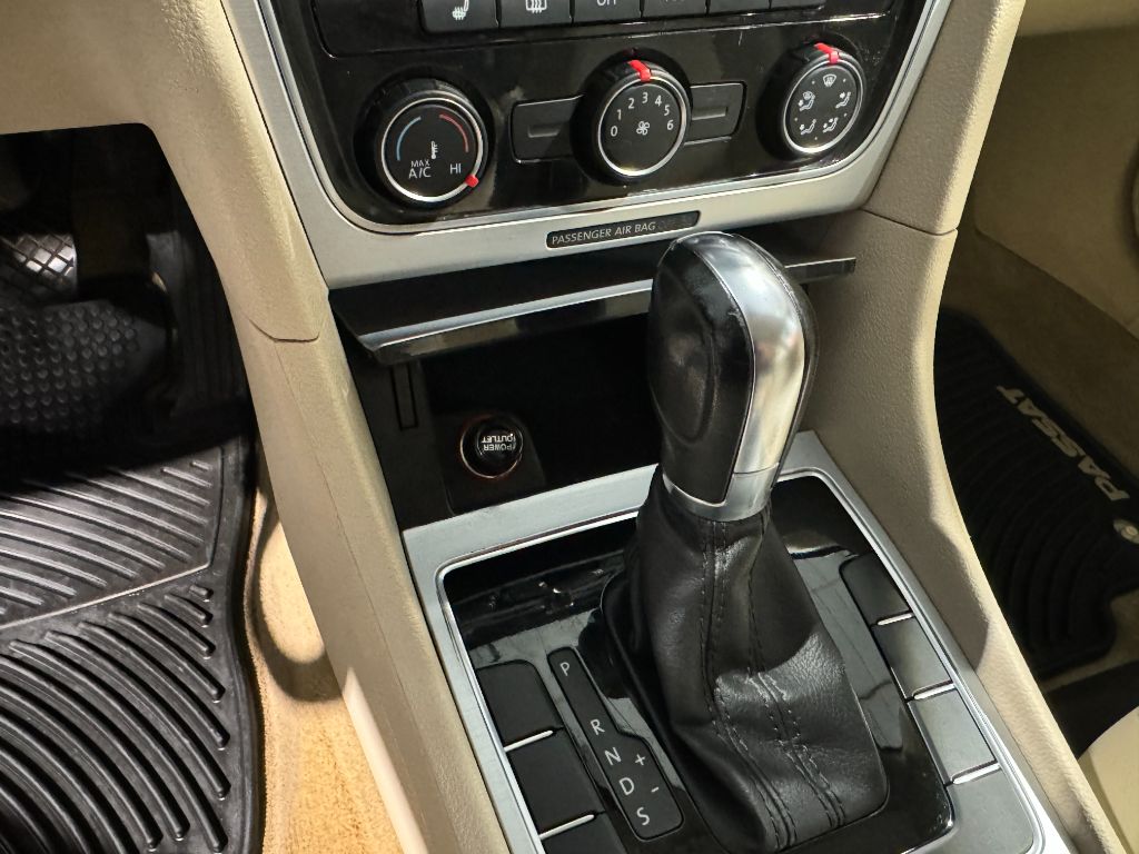 2013 Volkswagen Passat SE PZEV photo
