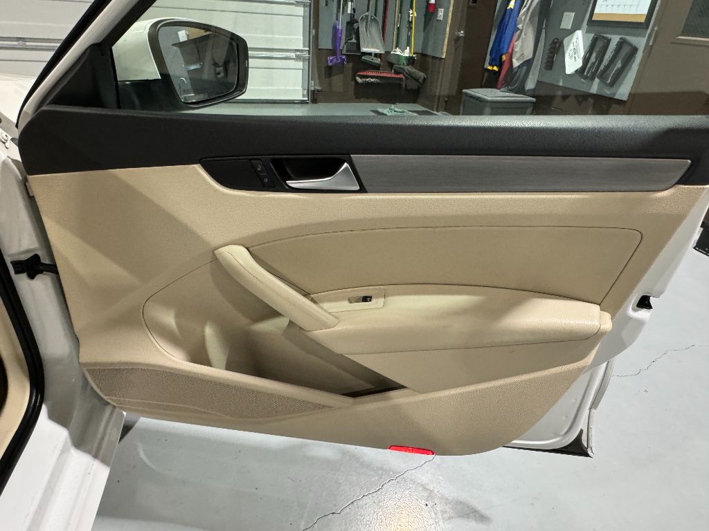 2013 Volkswagen Passat SE PZEV photo